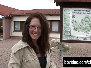 La diosa tetona besa ...