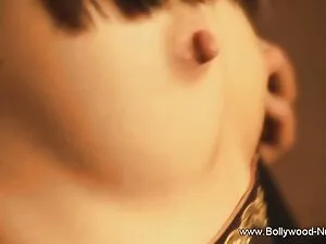 Un hombre condujo a  ...