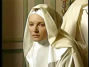 Mamá madura ayuda a  ...