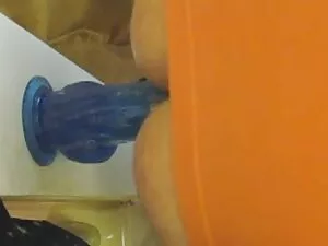 Un tipo en traje de  ...