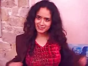 Un hombre le hace un ...