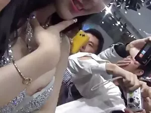 Rubia sexy y tetona  ...