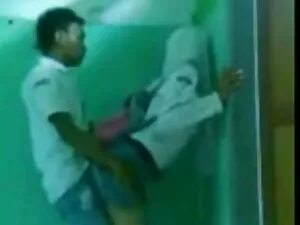 El chico hace las pa ...