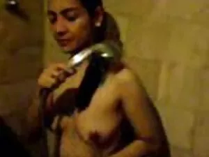 A la sexy Gina le en ...